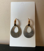 Afbeelding in Gallery-weergave laden, Oorbellen resin grijs
