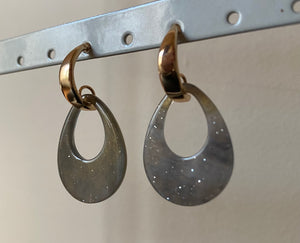 Oorbellen resin grijs